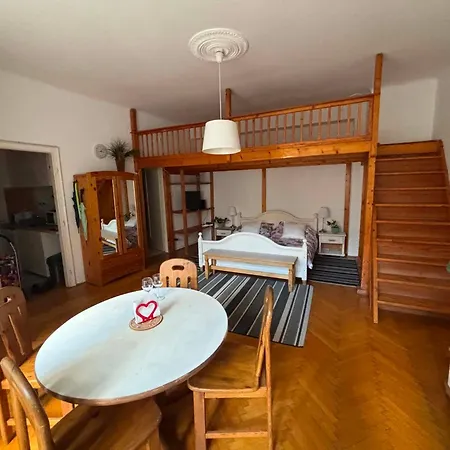 Lily's Palace Apartment *